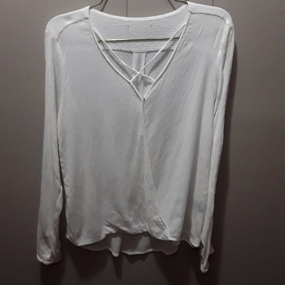 ๐ 3/$10 ๐ Long sleeve surplice high-low shirt - Picture 1 of 9